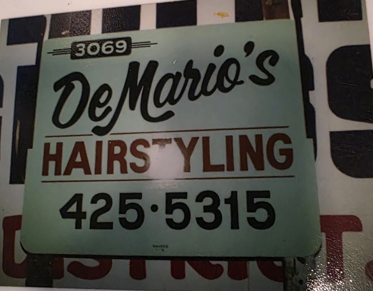 demario hairstyling sign