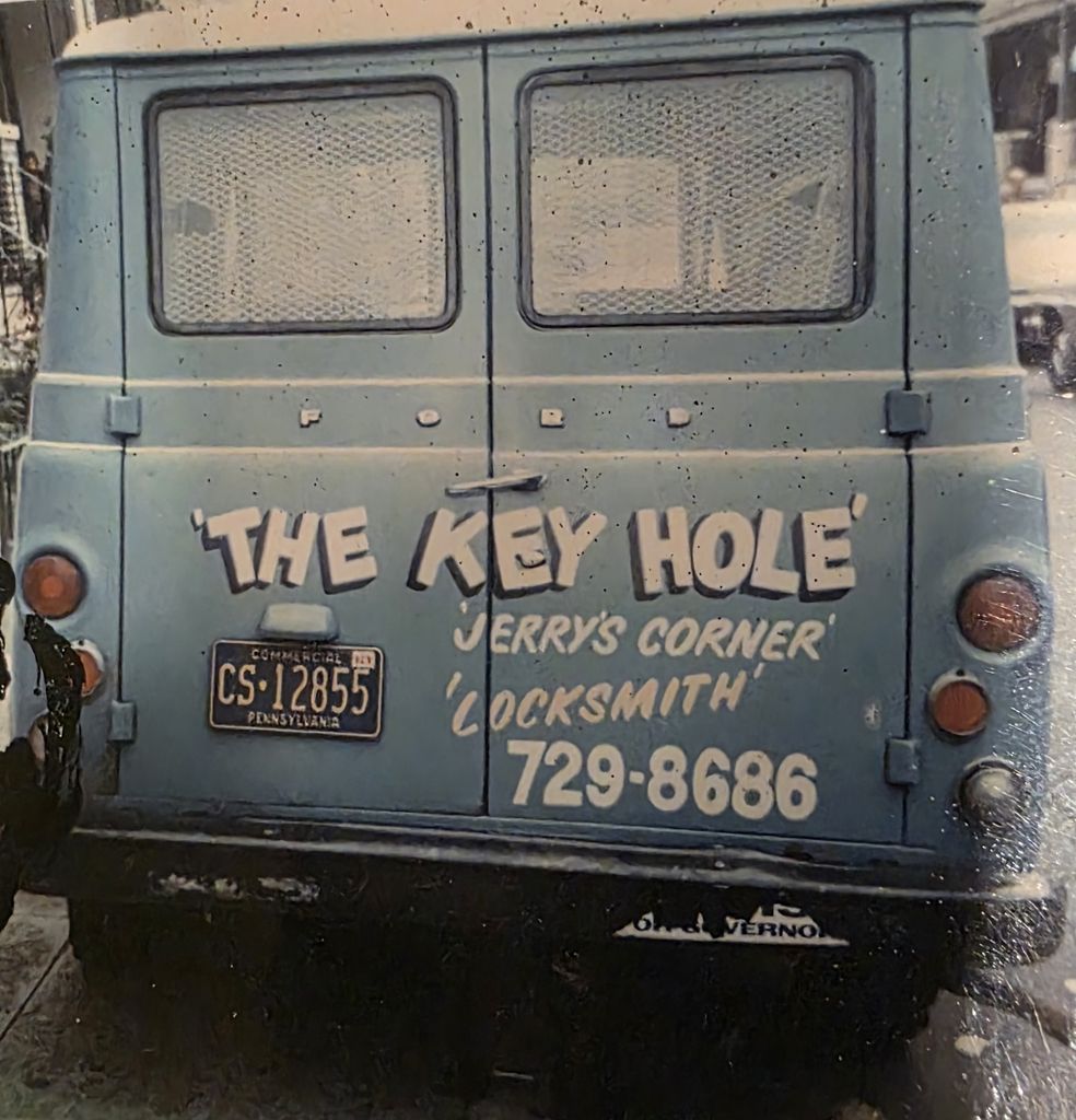 locksmith vehicle signage