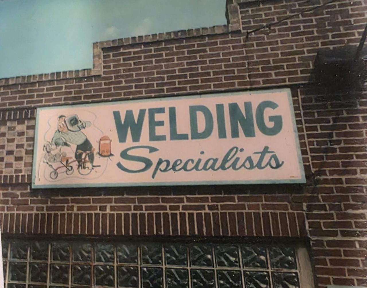 welding specialists sign